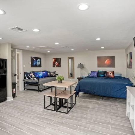 Cosmic Studio At North Downtown Villa Houston Exterior photo